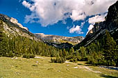 Trekking nel Parco Naturale Puez-Odle. La lunga discesa dal Rifugio Puez a Selva in Valgardena lungo la Vallelunga. 